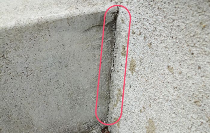基礎コンクリートの継ぎ目のヒビ