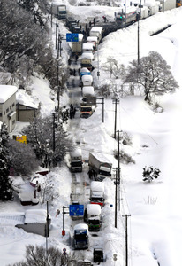 福井県　記録的大雪の影響で車両立ち往生
